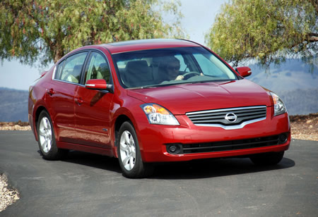 Photo: Nissan Altima Hybrid -- The Nissan Altima Hybrid features a full 